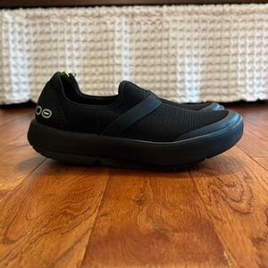 Oofos Women’s OOMG EEZEE Low Shoe in Black Size 10